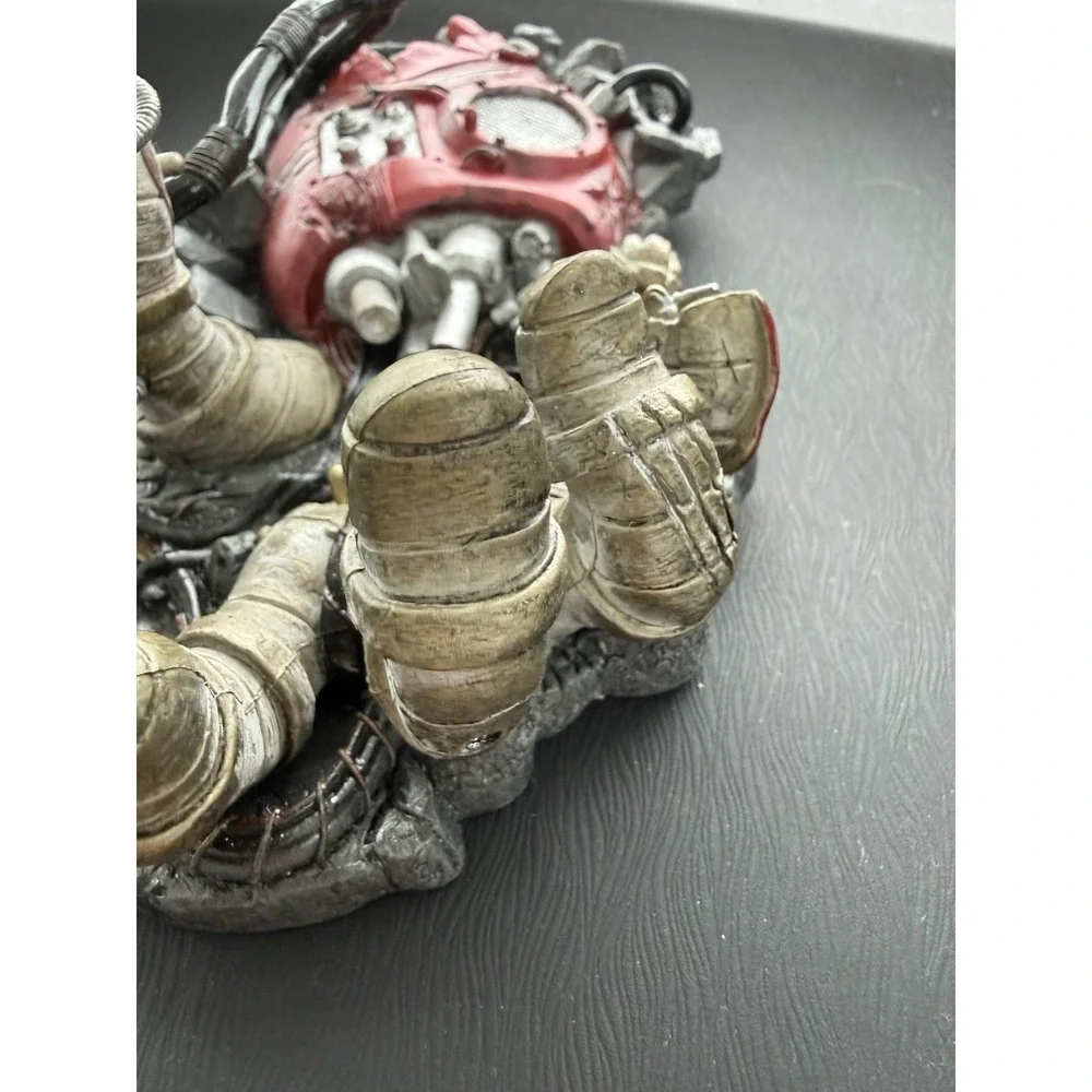 2001 Marvel Entertainment Comics Iron Man Battle Damaged Hand Wall Hook Hanger